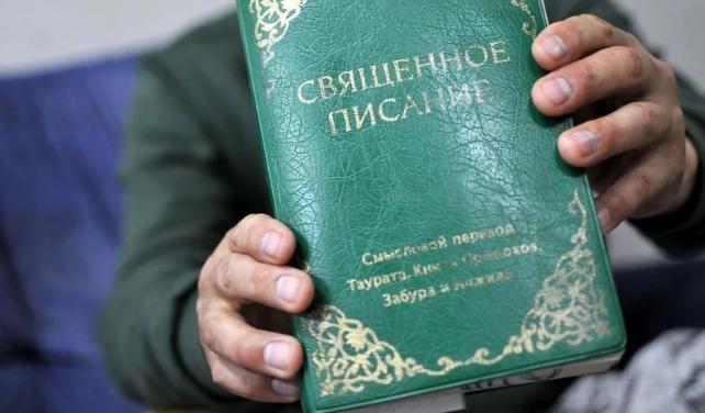 Traficante deja de vender drogas para distribuir biblias
