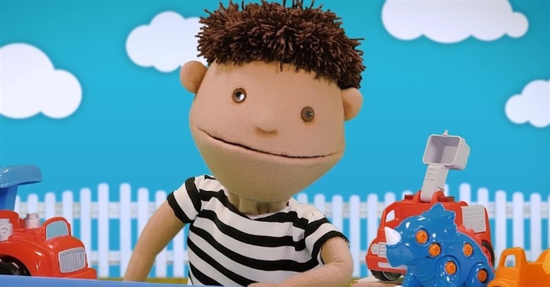 Marionetas enseñan a niños que ser transgénero es normal