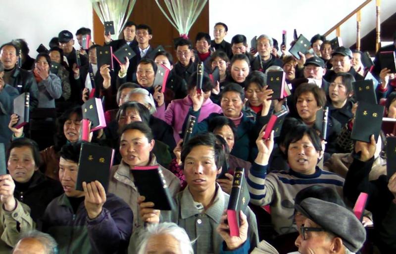 Chinos predican en las calles tras ser cerrada su iglesia