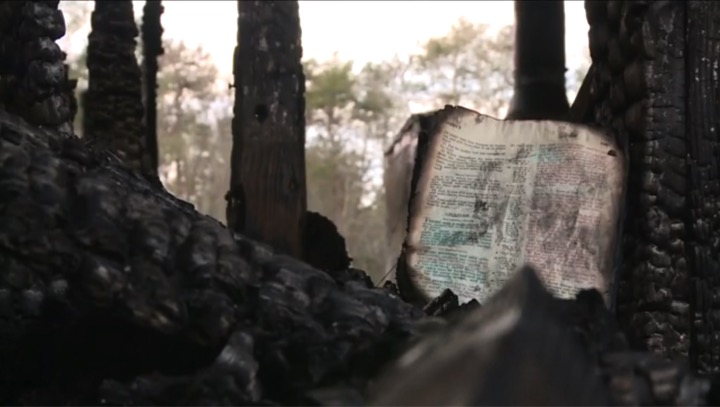 Incendio quema toda una casa, excepto esto
