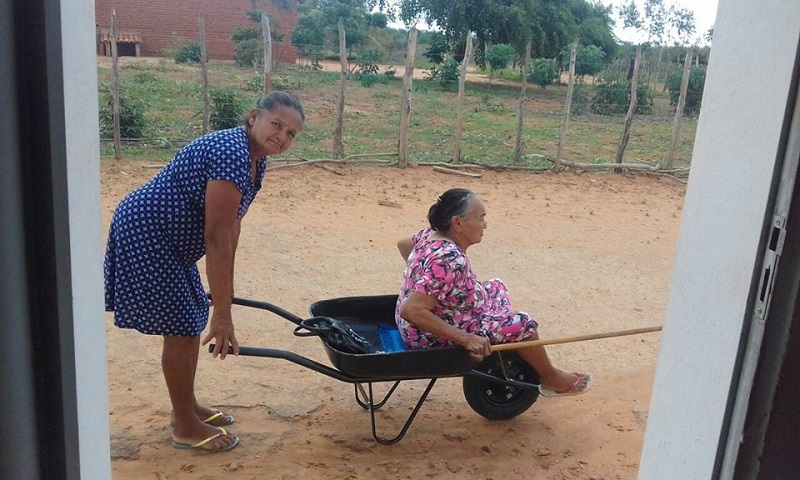 Viral foto de anciana siendo llevada en carretilla para ir a la iglesia